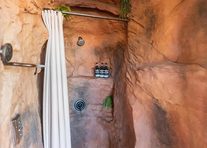 Cave Dwellers- Zions' Only Hand-sculpted Cave Holiday home Cane Beds