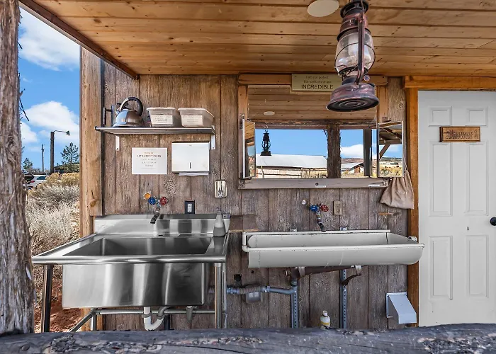 Cave Dwellers- Zions' Only Hand-sculpted Cave Holiday home Cane Beds