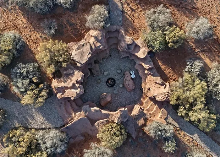 Cave Dwellers- Zions' Only Hand-sculpted Cave Holiday home Cane Beds