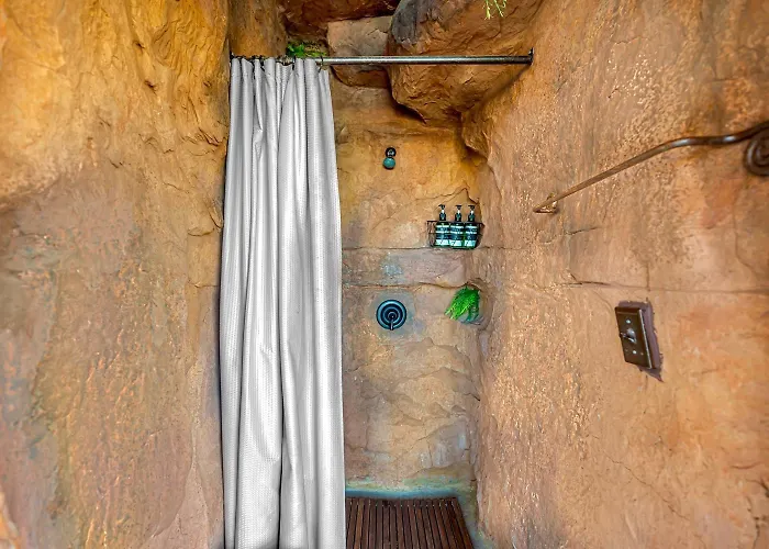 Cave Dwellers- Zions' Only Hand-sculpted Cave * Cane Beds