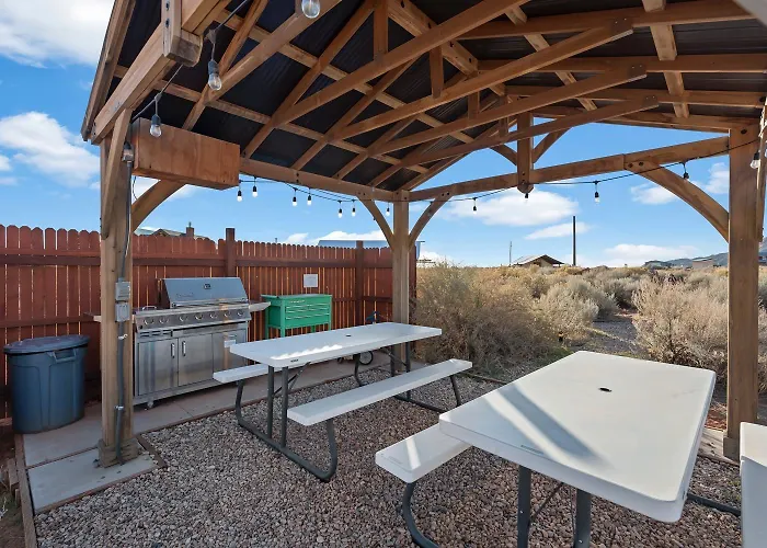 Cave Dwellers- Zions' Only Hand-sculpted Cave Holiday home Cane Beds